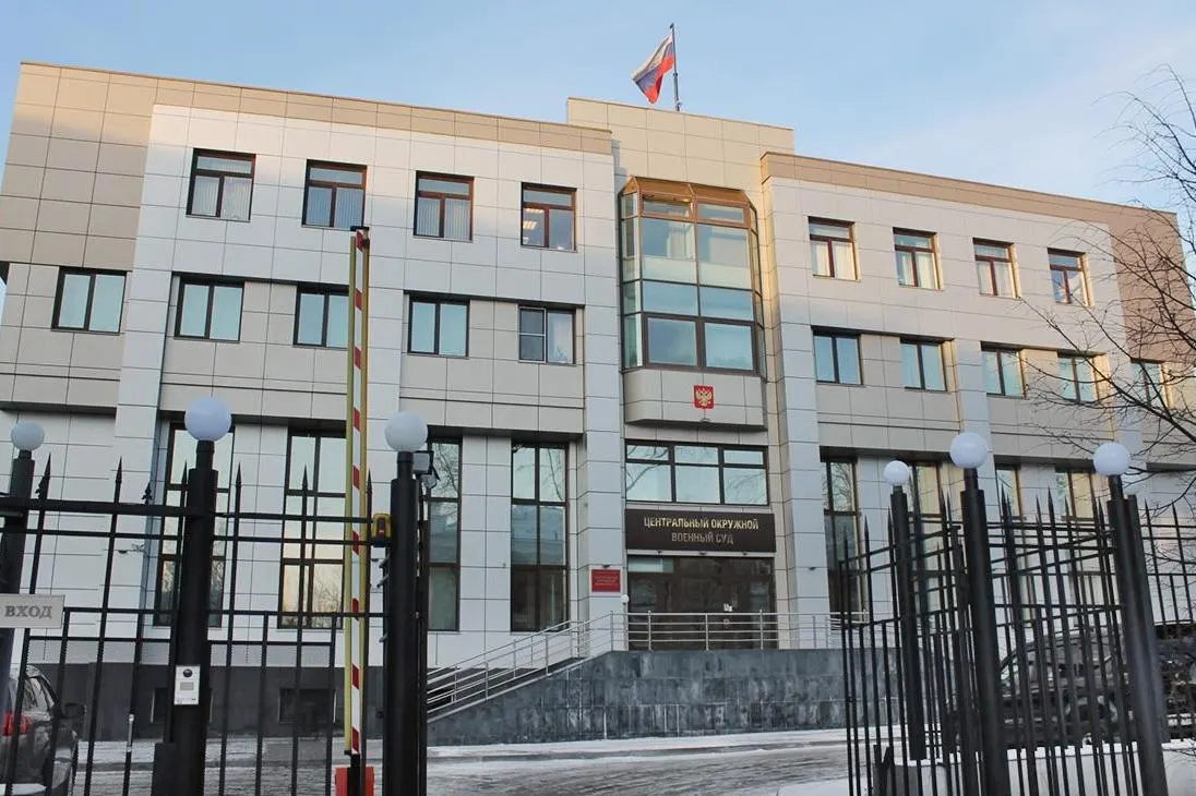 С конца апреля в Центральном окружном военном суде в Екатеринбурге людей перестали пропускать на дела по «террористическим» статьям: часть заседаний формально остаётся открытой, но в здание не пускают приставы либо судьи закрывают процесс. Правозащитники называют такие действия незаконными.