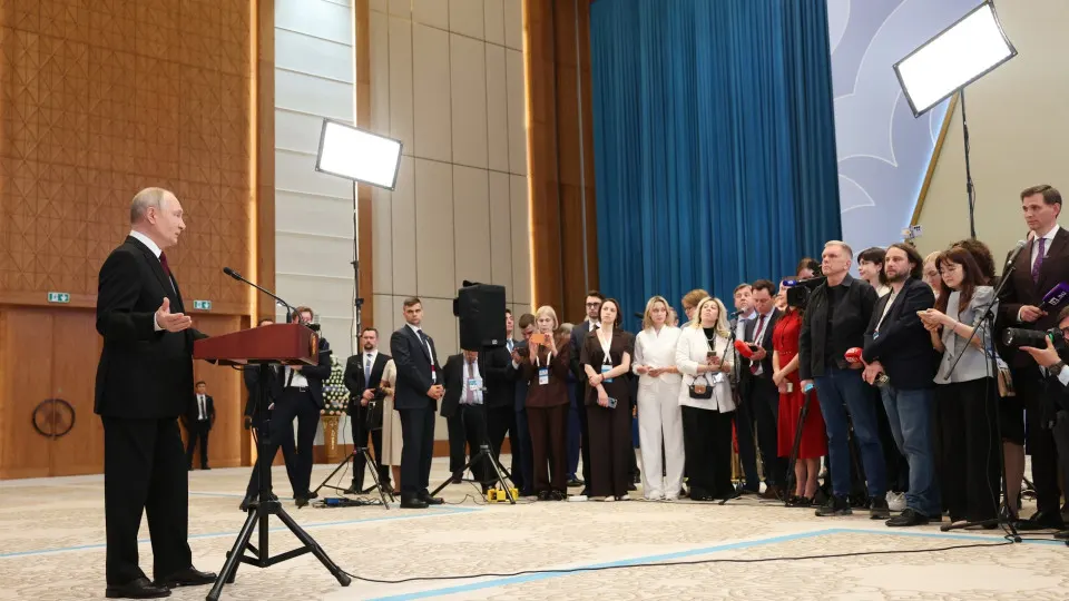 На пресс‑конференции по итогам саммита ЕАЭС в Астане Владимир Путин предупредил, что евроинтеграция Армении может привести к «украинскому сценарию», и заявил о готовности России сровнять с землёй тех, кто осмелится атаковать Калининградскую область.