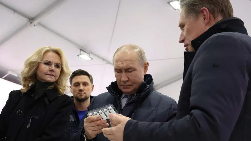Правительство запустило масштабную программу по разработке технологий продления жизни: биопечать тканей, генные методы замедления старения и выращивание органов в генетически модифицированных животных. Эксперты выражают скепсис из‑за отсутствия открытых публикаций.