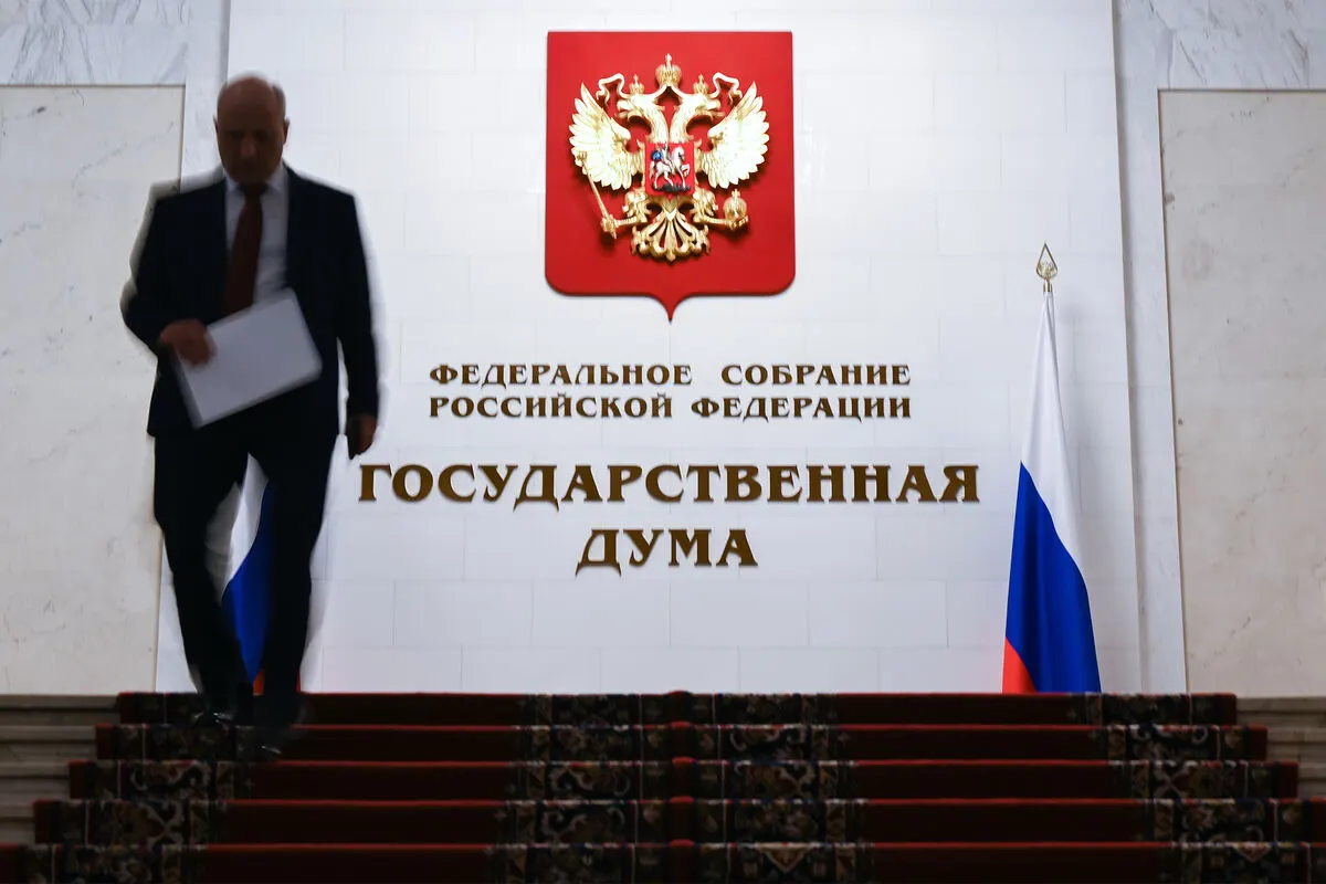 Законопроект, внесённый в 2024 году и прошедший первое чтение в мае 2025 года, вводит закрытый перечень нарушений, при которых допускается арест активов у граждан, покинувших страну. Рассмотрение запланировано на 26 мая.