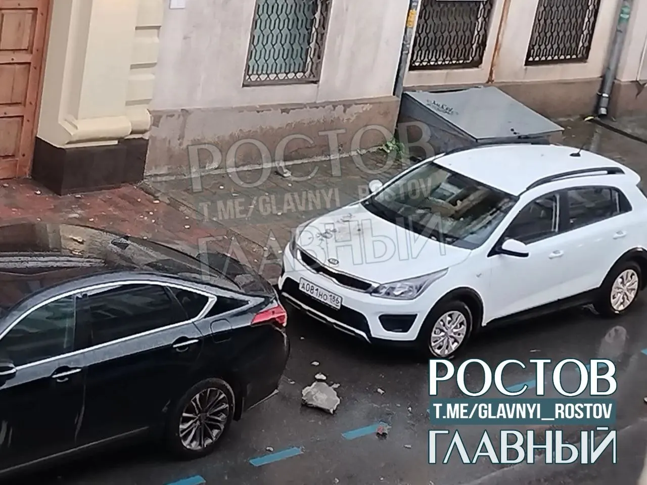 Во время дождя обломок кровли дома по адресу Социалистическая, 53 рухнул на капот припаркованного автомобиля. По сообщениям очевидцев, пострадавших нет.