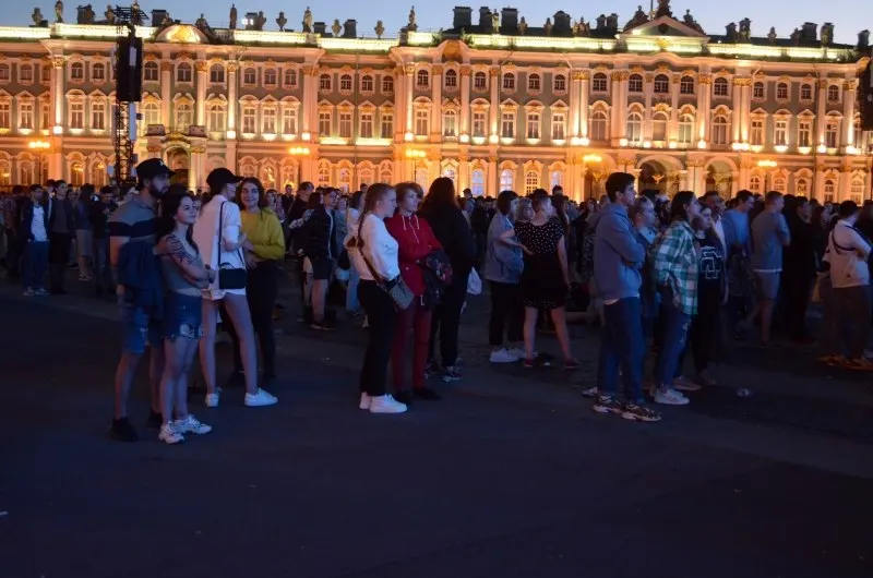 В ночь на 28 июня в Санкт-Петербурге пройдёт «Алые паруса» с участием около 66 тысяч выпускников. Одновременно государство расширяет образовательные программы и бюджетные места, а в Смоленске пройдут праздничные мероприятия ко Дню молодёжи.