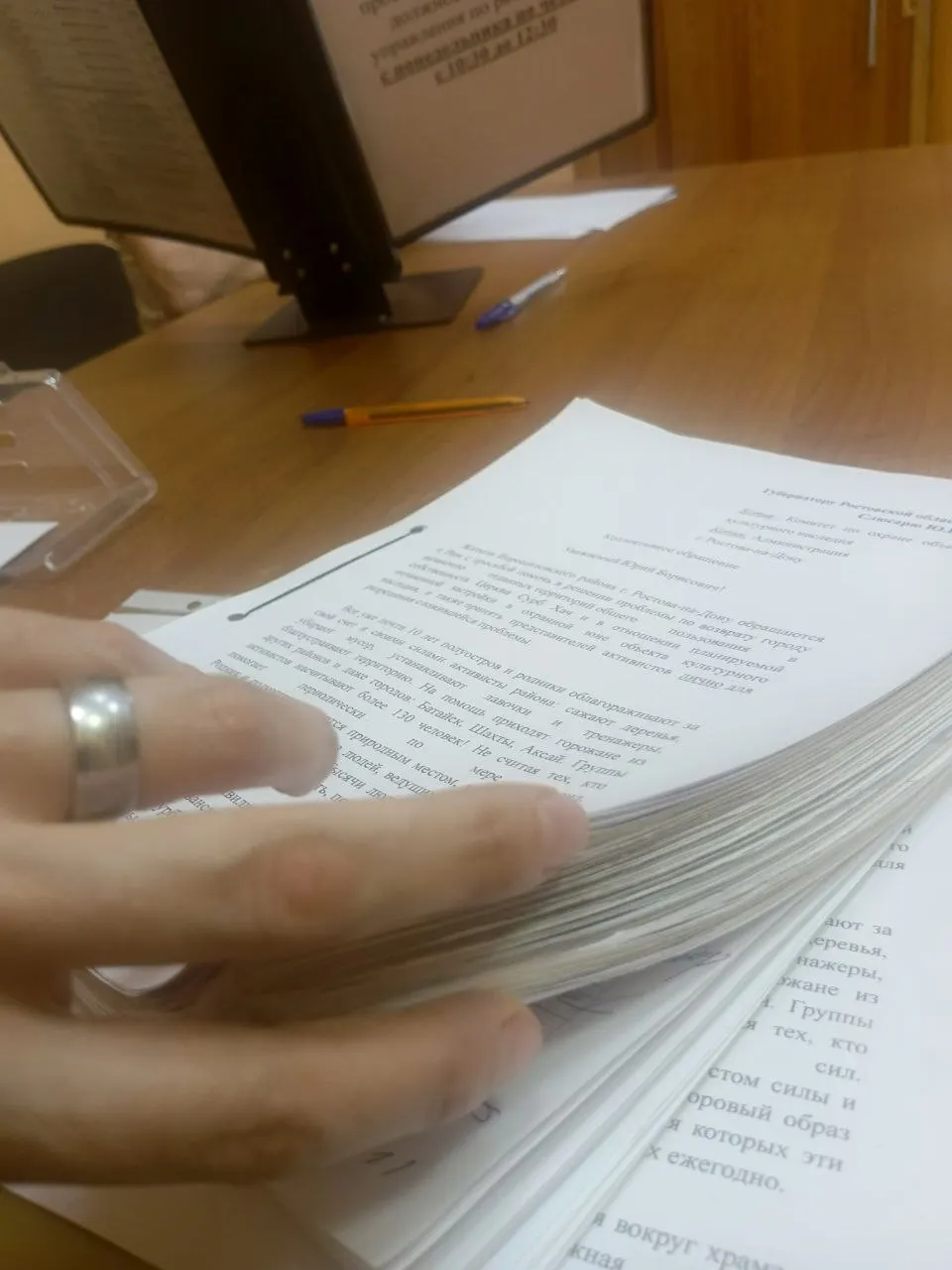 Жители Ростова-на-Дону направили губернатору коллективное обращение с требованием вернуть родник Сурб Хач в общественную собственность и возбудить уголовное дело из‑за вырубки деревьев на его территории. Подписей собрано 2280 на 136 листах.
