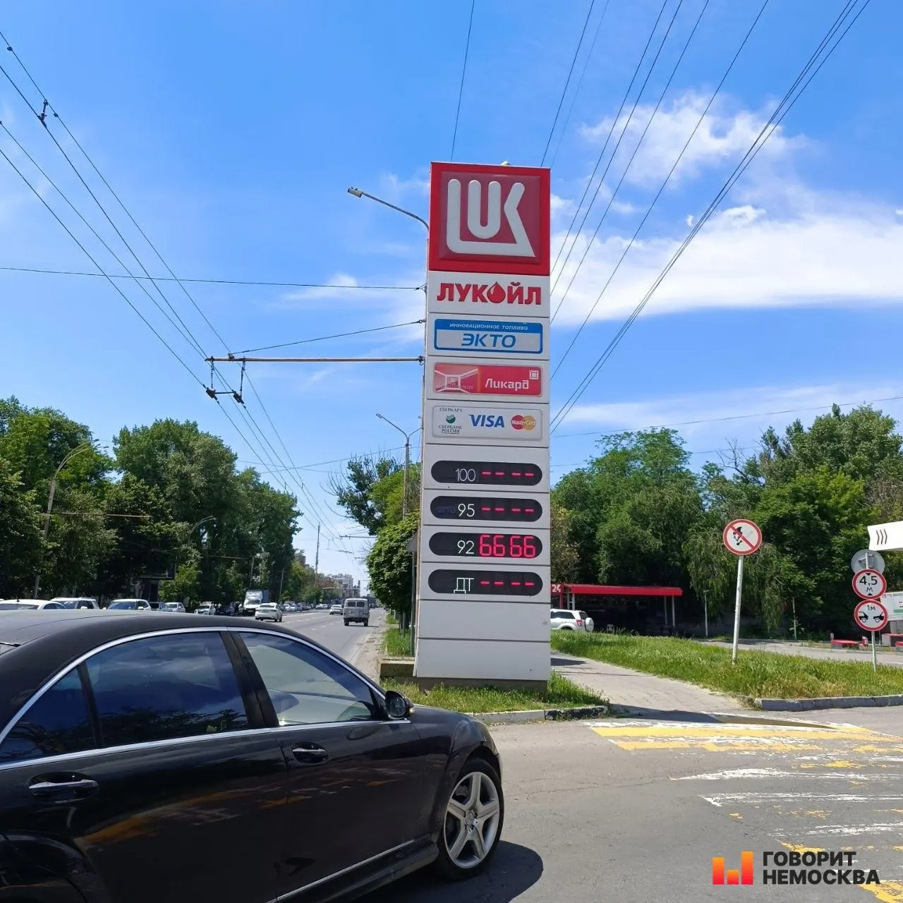 Жители Ростовской области сообщают о перебоях с 95‑м бензином и росте цен в Ростове‑на‑Дону, Таганроге и ближайших районах. Власти объясняют ситуацию возможными временными сбоями поставок на небольших АЗС.