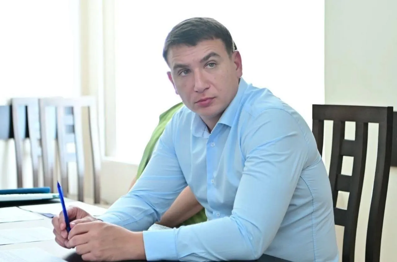 Директора департамента экономики Дениса Полюбина задержали сотрудники УФСБ и этапируют в Москву; ему предъявляют подозрение в хищении около 60 млн рублей, дело, по предварительной информации, может быть возбуждено по статье 160 УК РФ.