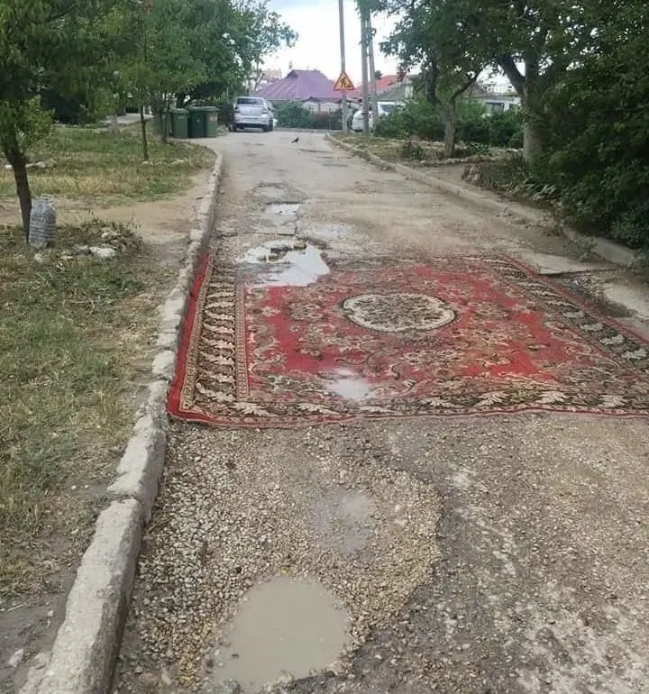 В Госдуму внесён законопроект, который снимает необходимость согласования при ремонте асфальта во дворах и на местных дорогах; правительство инициативу не поддержало, отмечая, что работы должны выполнять специалисты.