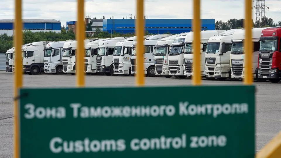 Введение системы подтверждения операций с товарами (СПОТ) отложили: установлен переходный период, а упрощённый порядок ввоза из стран ЕАЭС продлён до 31 августа. Решение частично разгружает границы, но откладывает «обеление» импорта и уточнение правил для импортёров.