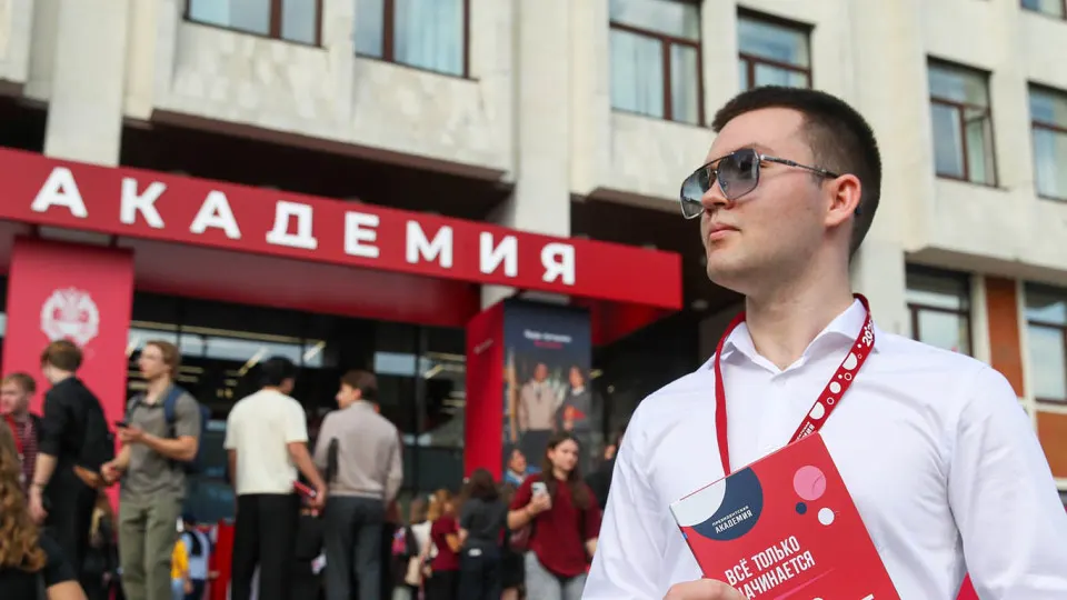 Московским студентам и сотрудникам разослали предложение вступить в добровольческий отряд для борьбы с беспилотниками: год службы, ежемесячные выплаты 200 тыс. руб., премии за сбитые БПЛА, обучение и соцгарантии. Параллельно по стране идёт масштабный набор в войска БПЛА.