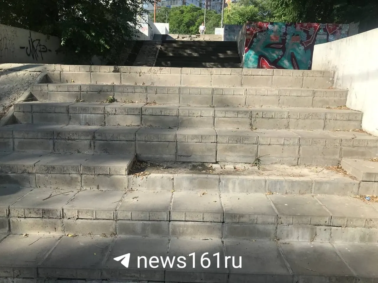 Ступеньки у главного автовокзала в Ростове-на-Дону шатаются: пожилым и родителям с колясками пройти трудно. В администрацию направлен запрос о сроках ремонта.