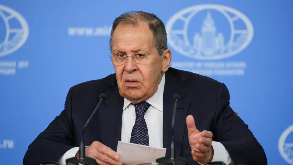 Глава МИД РФ заявил, что европейские лидеры требуют немедленного прекращения огня, начала переговоров и компенсаций, что, по его мнению, не восстановит доверия и повышает риск эскалации вплоть до ядерного столкновения.
