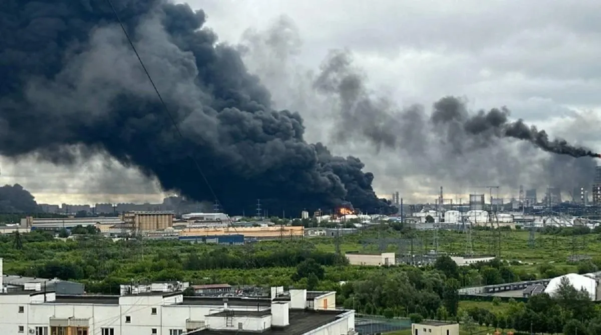Атаки дронов сократили производство бензина и вызвали локальные дефициты, но куда более серьёзный удар по доходам государства наносит быстрое падение мировых цен на нефть после разблокирования Ормузского пролива.
