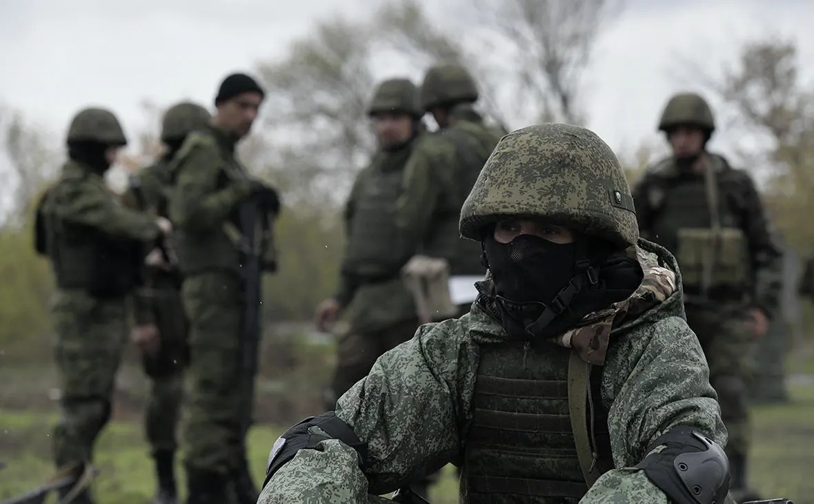 По словам собеседников, Россия отстаёт в военных технологиях и тактике; обсуждается масштабная мобилизация экономических, людских и промышленных ресурсов, но окончательных решений пока нет.