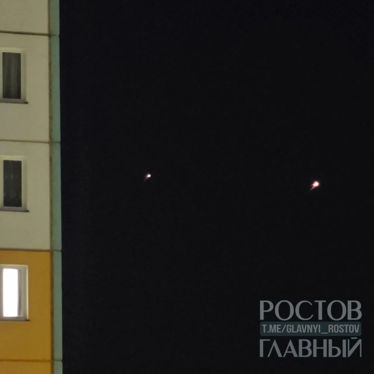 Жители Ростова-на-Дону заметили, как две яркие планеты — Венера и Юпитер — выстроились в одну линию на ночном небе. Пользователи прислали фотографии явления.