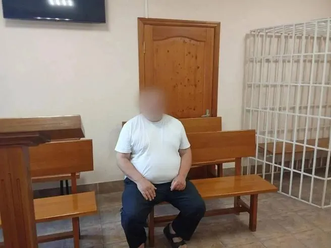 61‑летнего мужчину наказали административным арестом за публикацию экстремистского приветствия в социальной сети во время отдыха на курорте.