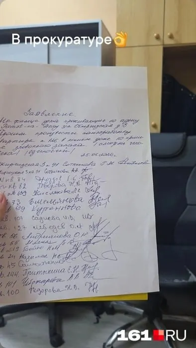 В квартире на Киргизской опечатана комната с найденным телом, запах распространяется по всему подъезду. Обращения в прокуратуру не принесли результата, в полиции порекомендовали самим оплачивать уборку.