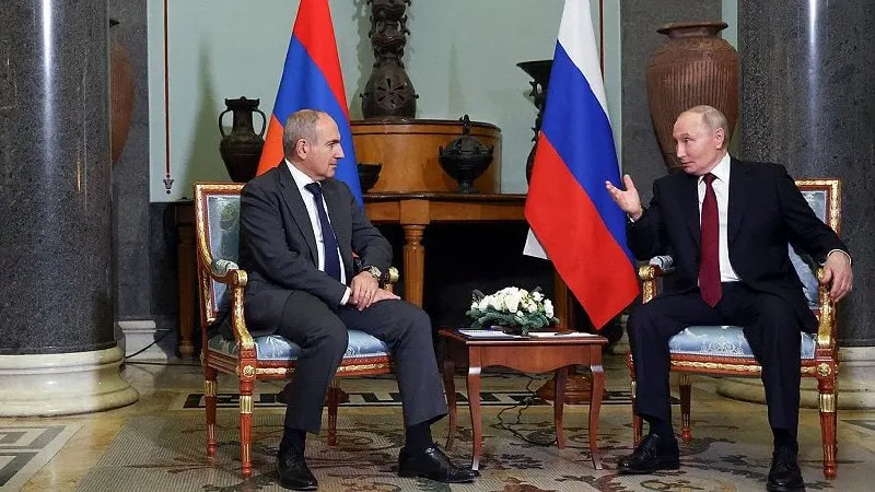 1 июня Кремль сообщил, что президент России поздравил премьер-министра Армении с днём рождения и обсудил результаты заседания Высшего евразийского экономического совета, где одной из ключевых тем стало участие Армении в ЕАЭС на фоне сближения с ЕС.