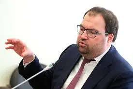 Глава Минцифры заявил, что внедрение механизмов возрастной идентификации в онлайн‑сервисы — вопрос «ближайшей повестки». Ведомство изучает зарубежный опыт, в том числе практики игровой платформы Roblox.