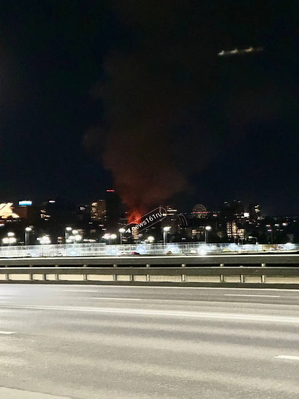 Пожар заметили с Ворошиловского моста, подробности пока уточняют. На месте — оперативные службы.