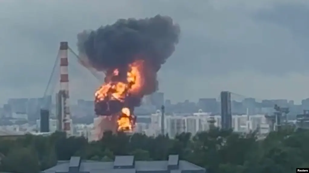 После двух крупных атак беспилотников московский НПЗ в Капотне полностью остановлен; на ремонт потребуется минимум полгода. Сбой усугубляет дефицит топлива в регионах — рассматриваются запрет на экспорт дизтоплива и увеличение импорта.