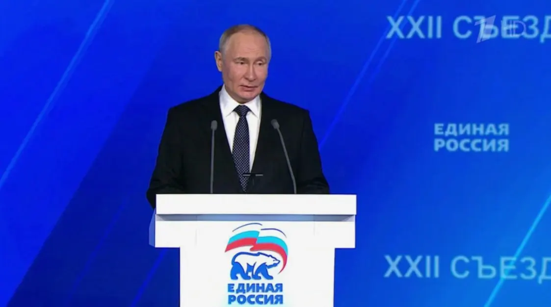 Пресс‑секретарь президента не исключил появление Владимира Путина на съезде «Единой России» 28 июня. Эксперты отмечают, что его выступление может поднять поддержку партии на фоне падения рейтинга.