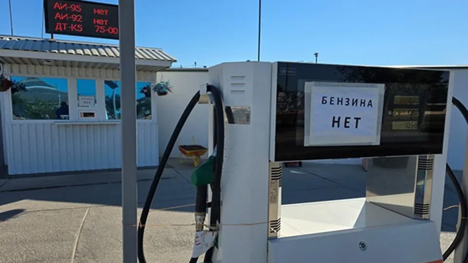 На фоне перебоев с поставками в Крыму появились объявления о продаже бензина по завышенным ценам. Местные власти ввели выдачу топлива по талонам, туристы отменяют поездки, а удары по логистике и НПЗ усугубили дефицит по всей России.