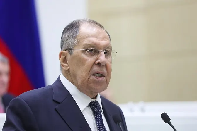 Глава МИД РФ заявил, что нормы Евразийского экономического союза и Евросоюза несовместимы, поэтому Еревану нужно быстро определить вектор — от этого зависят тарифы и фитосанитарные правила. Ранее Москва проводила консультации и ввела торговые ограничения.