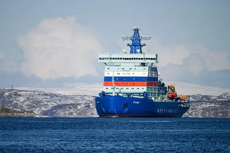 Мурманское морское пароходство — стратегический оператор Севморпути — оказалось в банкротстве: из компании вывели сотни миллионов рублей, остались долги по зарплатам и налогам, уголовные иски буксуют, а на освободившиеся места в Арктике приходят иностранные судоходные компании.
