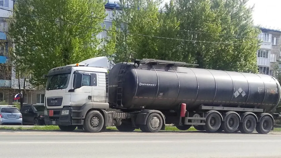 Власти республики заявили, что за видеосъемку и распространение материалов о передвижении бензовозов грозит уголовная ответственность. На фоне дефицита топлива уже проходят задержания, введены талонная система и ограничения отпуска горючего.