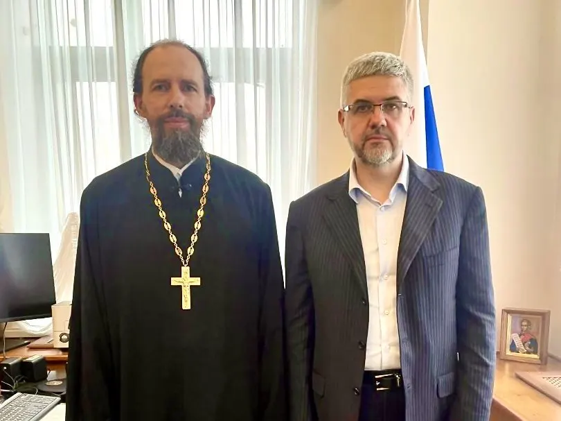 Замминистра юстиции заявил, что незарегистрированные пары подрывают традиционные семейные ценности и представляют угрозу для безопасности страны. Ведомство ведёт двухлетний мониторинг и готовит изменения в Семейный кодекс.