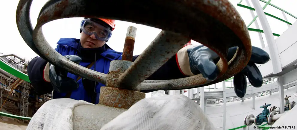 Утром в Уфе беспилотники нанесли удар по нефтеперерабатывающему кластеру: пострадали как минимум два завода, над промзоной поднимались столбы чёрного дыма. Официальные лица подтверждают повреждения и работают над последствиями.