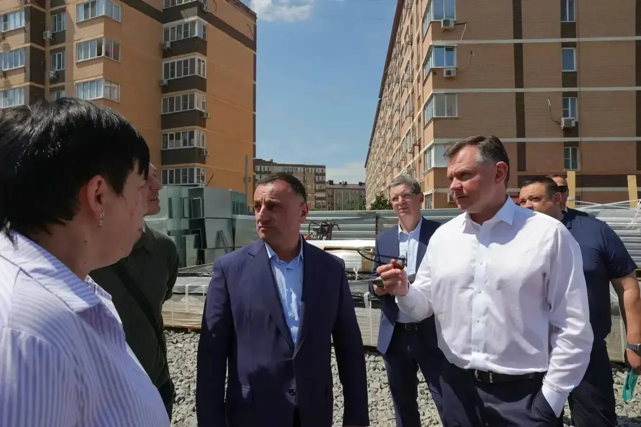 В микрорайоне Вертолетное поле построят модульную школу на 400 мест: её планируют сдать к 1 августа, первые ученики должны начать занятия 1 сентября. Финансирование — из городского бюджета.