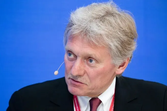 Кремль сообщил о переговорах с рядом стран по поставкам нефтепродуктов: при достижении соглашений по ценам импорт может помочь снизить дефицит и усмирить ажиотажный спрос. Также обсуждалась временная возможность возврата бензина стандарта «Евро‑2».