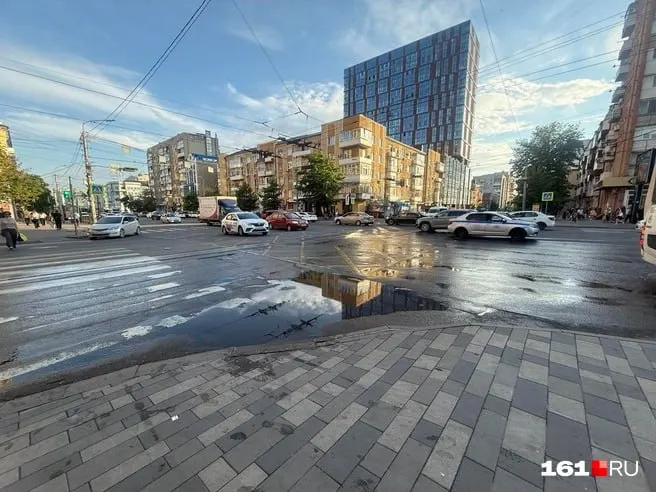 Перекрёсток Горького с Ворошиловским и Кировским после дождя превращается в реку: работы по восстановлению высотных отметок на Ворошиловском должны решить проблему до 1 сентября, капитальный ремонт Горького в этом году не планируют.