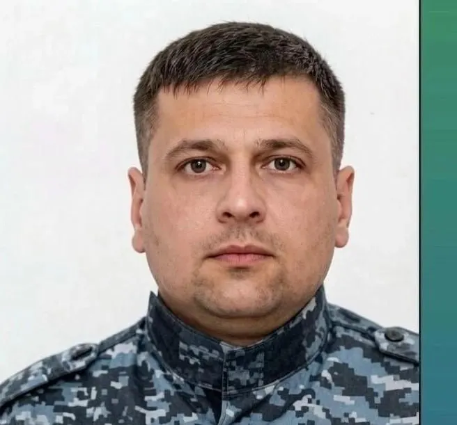 18 июня в результате ночной атаки беспилотников на станции Гуково погиб стрелок филиала ведомственной охраны железной дороги Марат Шафидулин. У него остались двое несовершеннолетних детей.