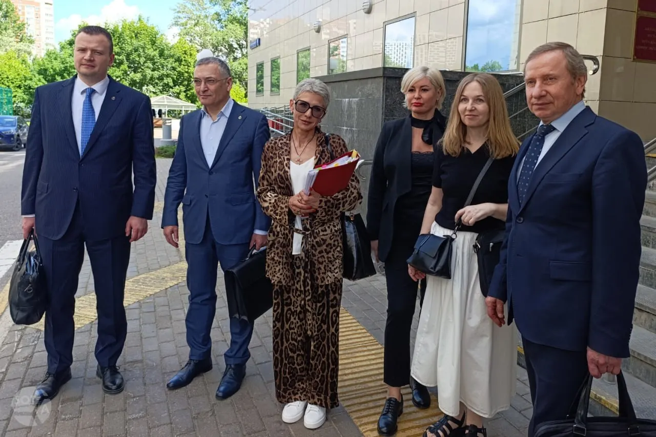 Апелляционная коллегия оставила в силе решение о лишении статуса адвоката Алексея Басистова, Дмитрия Проводина и Юлия Тая. Защита утверждает, что процедура должна решаться органами адвокатуры, а не судом.
