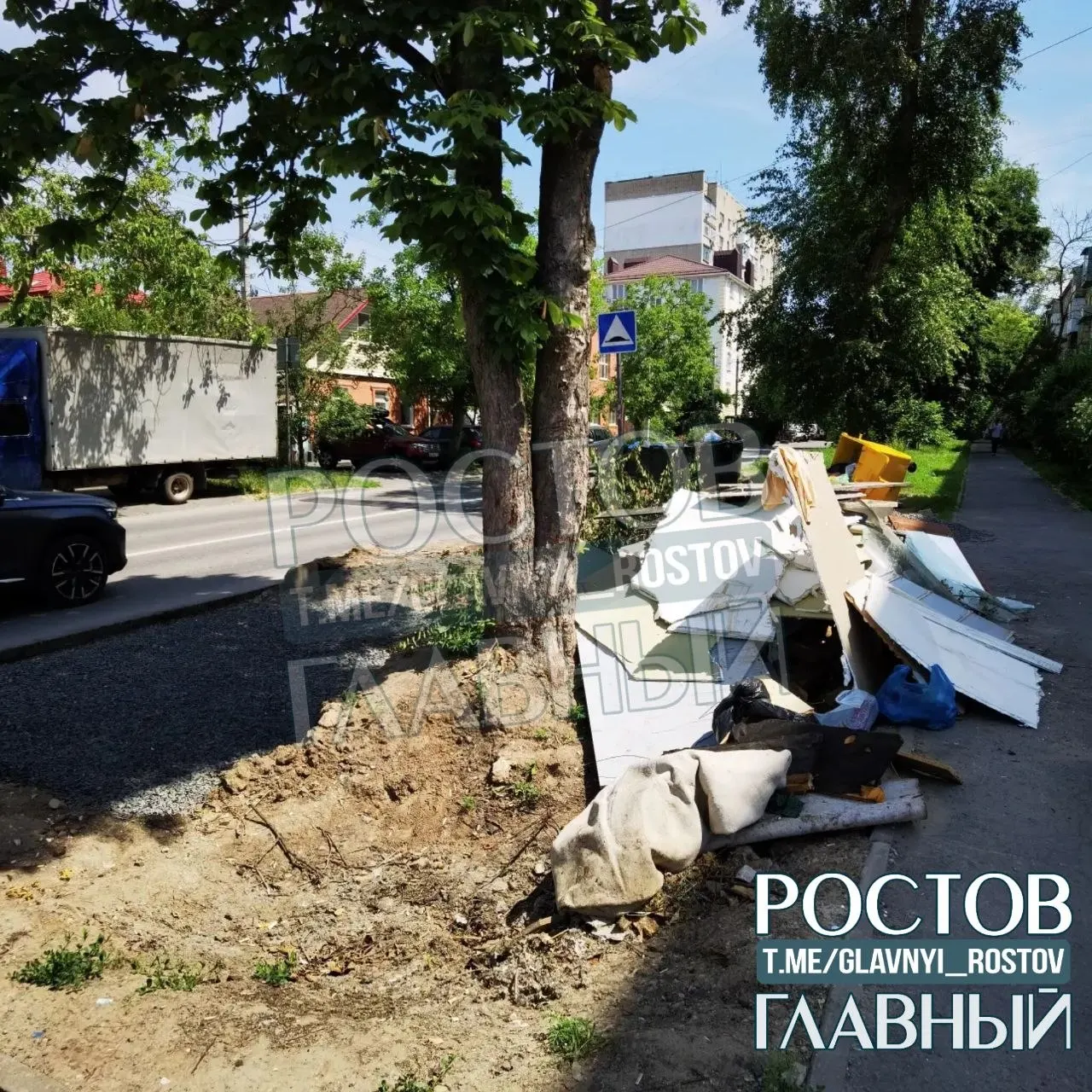 Жители Ростова-на-Дону жалуются на неубранную площадку: техника выкапывает яму у дерева, а вокруг — строительный мусор. Просят организовать вывоз и установить камеры.