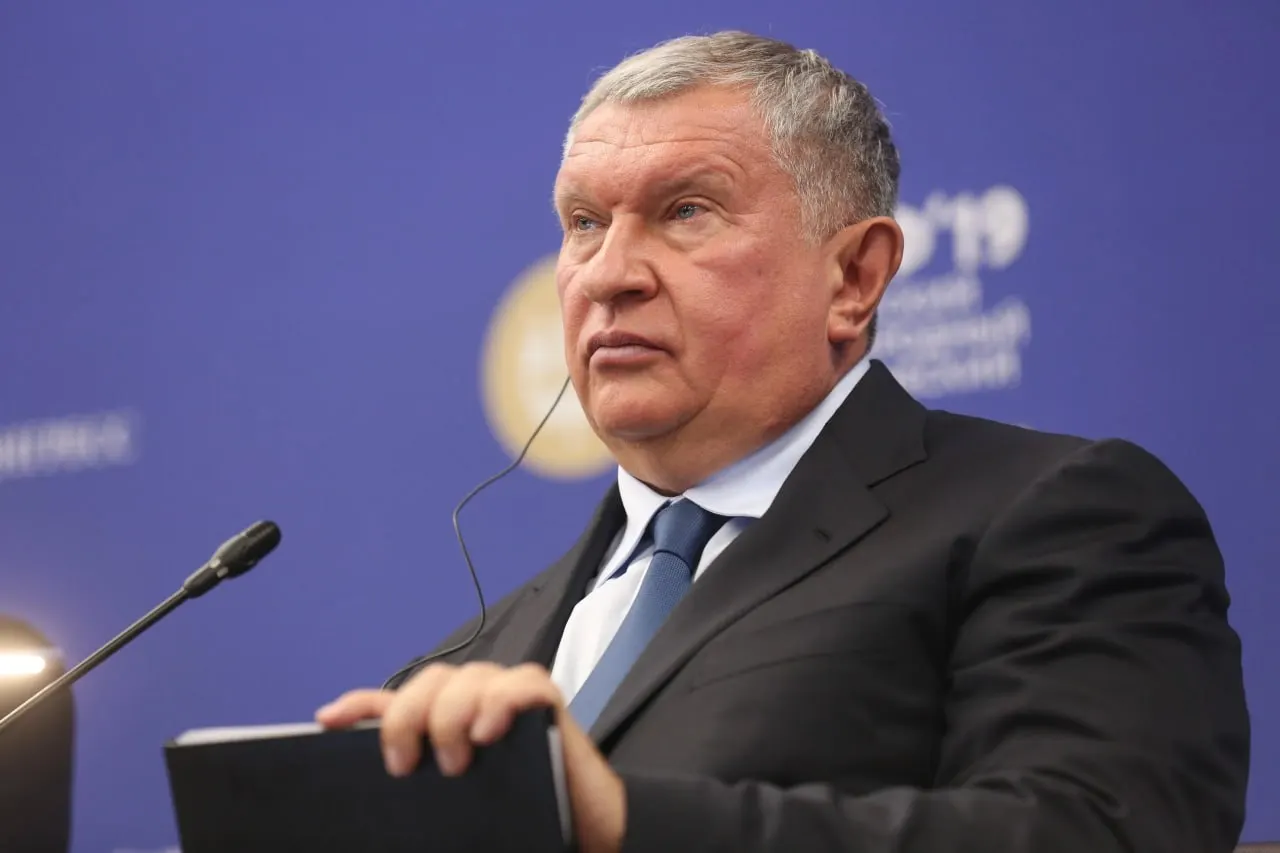 Глава «Роснефти» направил президенту пакет инициатив по ограничению деятельности перепродавцов и увеличению переработки сырья в России; предложения переданы на рассмотрение вице‑премьеру.