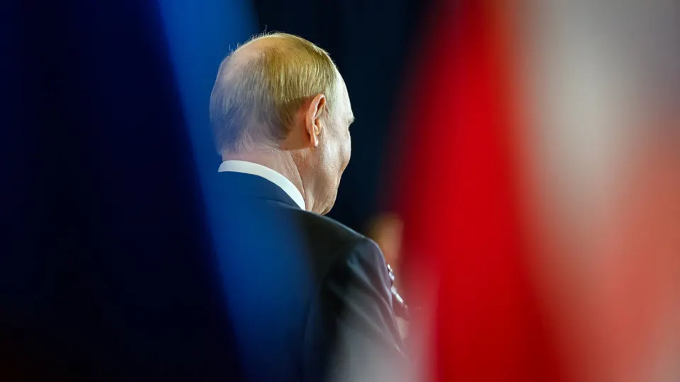 Крупное социологическое исследование прекратило выпуск «открытого» рейтинга доверия президенту. По последним данным, этот показатель упал до 29,5%, тогда как «закрытый» опрос даёт заметно более высокий результат.
