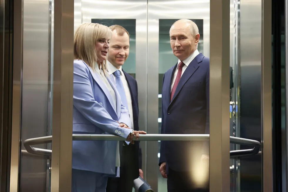 Руководители спецслужб и глава Росгвардии лоббируют отмену или перенос думских выборов из‑за ухудшения экономической ситуации и падения рейтингов. В администрации президента и политических блоках идут интенсивные консультации; базовым сценарием остаётся проведение голосования 18–20 сентября.