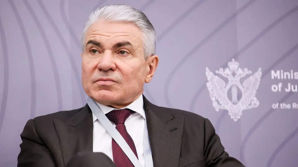 Замминистра юстиции заявил, что владельцы больших нейросетей должны не допускать действий ИИ, подрывающих суверенитет; предложены ответственность и штрафы, а также обсуждаются идеи создания «суверенных» моделей.