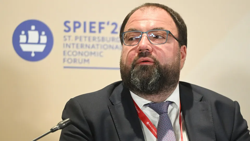 Глава Минцифры сообщил о планах внедрить обязательную возрастную идентификацию в интернете; рассматриваются варианты через «Госуслуги», биометрию и проверку по документам. Эксперты предупреждают о рисках утечек данных и дополнительных расходах для сервисов.