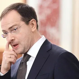 Помощник президента Владимир Мединский высказался за введение распределения и трудовых контрактов для выпускников, прошедших обучение за счёт государства, что вызвало дискуссию о возврате к административным методам управления кадрами.