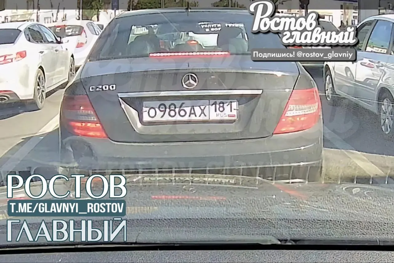 Очевидец рассказал, что автомобиль с номерами регионов 180/181 ударил его по заднему бамперу, объехал и уехал с места ДТП. Инцидент произошёл возле площади Гагарина в Ростове-на-Дону.