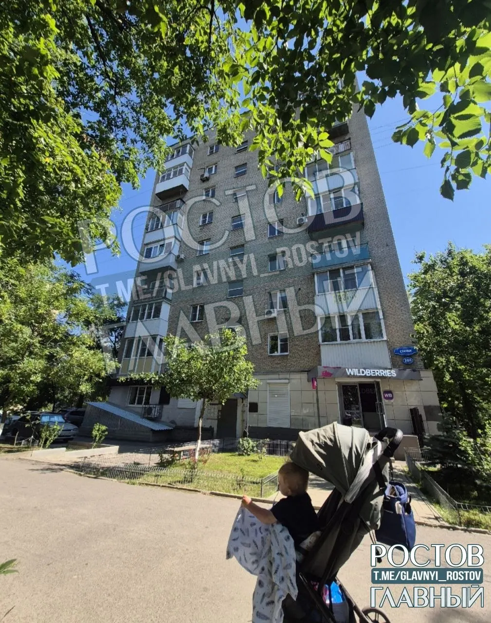 В многоэтажке на пр. Стачки, 205 лифт не включили после работ по ремонту фундамента — более года жители, в том числе с детьми и пожилые, поднимаются пешком, а в бюджете, по словам властей, нет средств на починку.