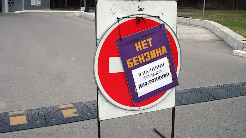 С ночи 3 июня в Севастополе отпуск топлива всех марок ограничен — приоритет получают службы жизнеобеспечения. Ограничения связаны с перебоями поставок и ударами по нефтеперерабатывающей инфраструктуре, что привело к снижению переработки и росту цен на бензин по всей стране.