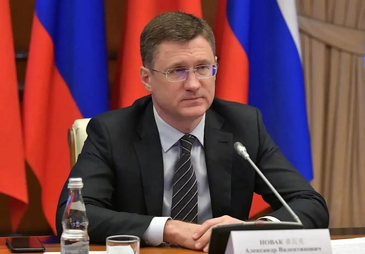 Вице‑премьер Андрей Новак заявил, что в стране достаточно запасов топлива. Власти корректируют логистику поставок, а ажиотаж на рынке увеличил спрос на 20–30%.