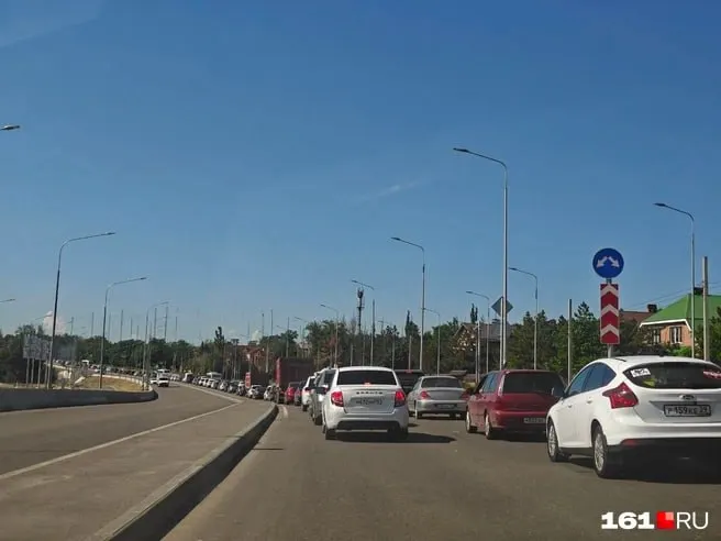 На улице Вавилова в Ростове-на‑Дону закрыли две из четырёх полос движения для проведения поэтапного ремонта — водителям следует ждать пробок. Параллельно ведутся работы по линии электропередачи и прокладке инженерных сетей.