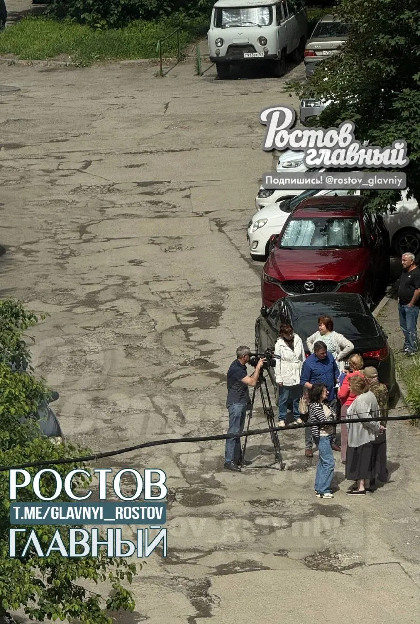 Участок у дома 1/6 на улице Королёва сильно разрушен: жители надеются, что внимание съёмочной группы ускорит ремонтные работы.