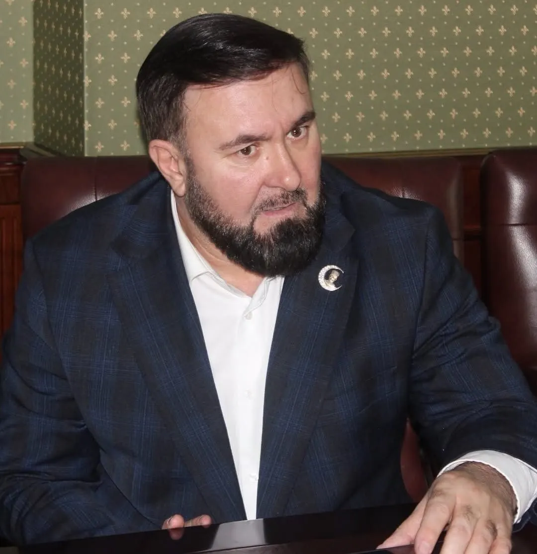 В распоряжении Кремля от 26 июня указано, что омбудсмен Чечни Мансуp Солтаев награждён грамотой за заслуги в укреплении законности и защите прав граждан. Его деятельность вызывает критику из‑за действий в отношении правозащитников и спорного эпизода с исчезновением Седы Сулеймановой.