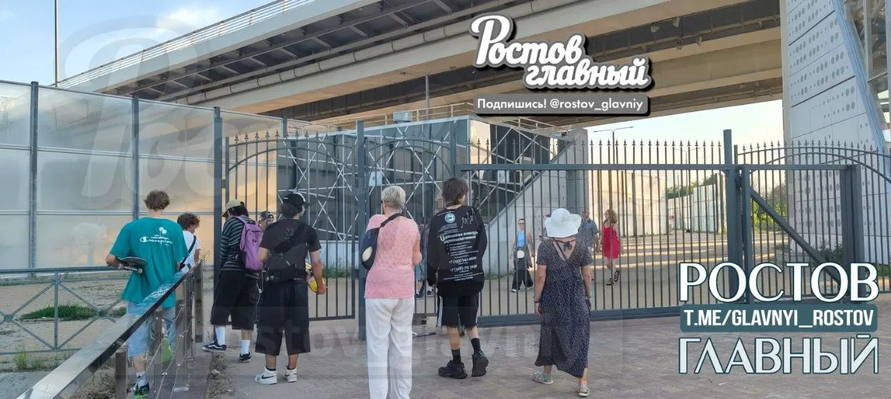 В парке в Ростове-на-Дону ограждения закрыли привычные маршруты: доводится идти длинными объездами или пролезать под забором. Посетители жалуются на отсутствие спасателей и безопасных проходов.